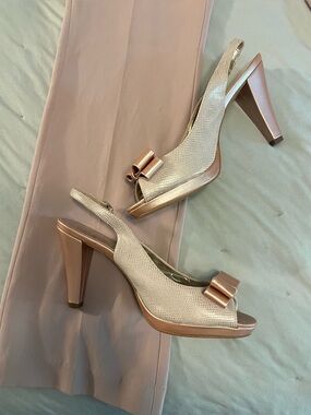 Anne Klein pink leather heels with bows